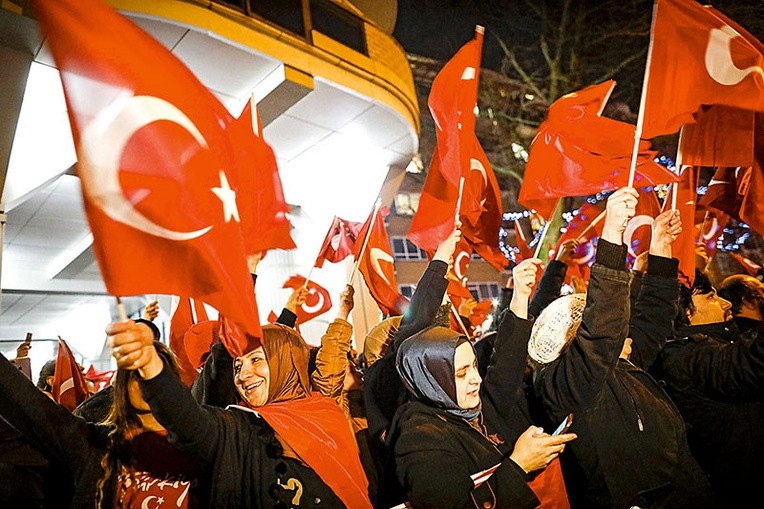 Protest przed konsulatem Turcji w Rotterdamie.