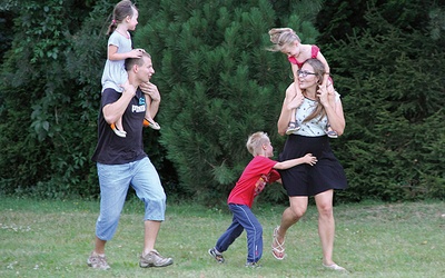 Przyjęcie przez Parlament  Europejski inicjatywy „Mama,  Tata i Dzieci” oznaczałoby,  że normalne małżeństwo i rodzina byłyby w Unii Europejskiej  chronione prawnie.