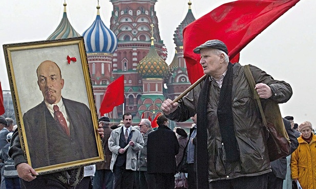 Rosyjscy komuniści świętują urodziny Lenina na Placu Czerwonym w Moskwie. Czy komunizm to już przeszłość?