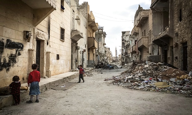 Syryjskie Aleppo to dziś wielka sterta gruzów. W ruinach swoich domów żyją ludzie, którym Polacy pomagają w ramach akcji Rodzina Rodzinie.