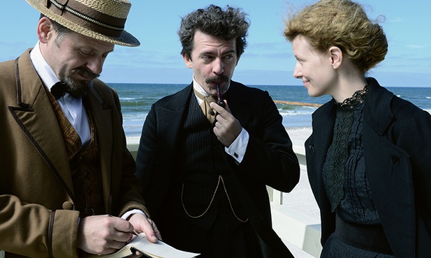 Spotkanie nad morzem, czyli Piotr Głowacki jako Albert Einstein (w środku) i Karolina Gruszka  w roli tytułowej bohaterki.