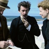 Spotkanie nad morzem, czyli Piotr Głowacki jako Albert Einstein (w środku) i Karolina Gruszka  w roli tytułowej bohaterki.