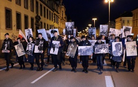 Oddali hołd idąc przez miasto