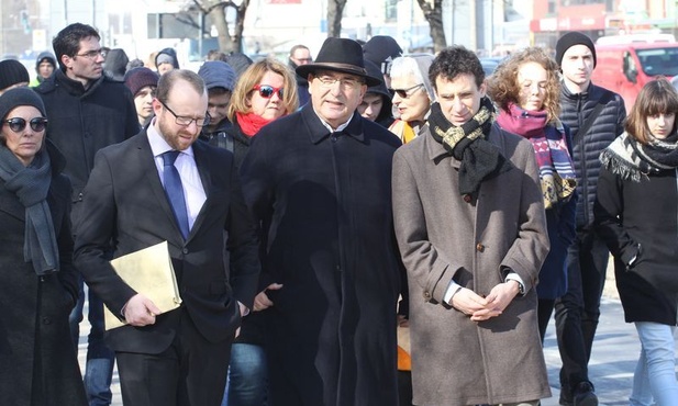 Uczestnicy przemarszu Szlakiem Pamięci przeszli dokładnie tę samą trasę jaką pokonywali Żydzi do dawnej rampy kolejowej, z której wywożeni byli do Bełżca