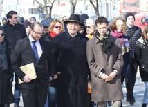 Uczestnicy przemarszu Szlakiem Pamięci przeszli dokładnie tę samą trasę jaką pokonywali Żydzi do dawnej rampy kolejowej, z której wywożeni byli do Bełżca