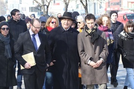 Uczestnicy przemarszu Szlakiem Pamięci przeszli dokładnie tę samą trasę jaką pokonywali Żydzi do dawnej rampy kolejowej, z której wywożeni byli do Bełżca