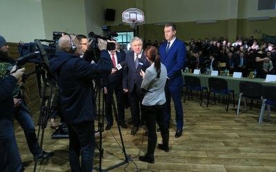 Minister Krzysztof Jurgiel i senator Przemysław Błaszczyk (po prawej) odpowiadają na pytania dziennikarzy