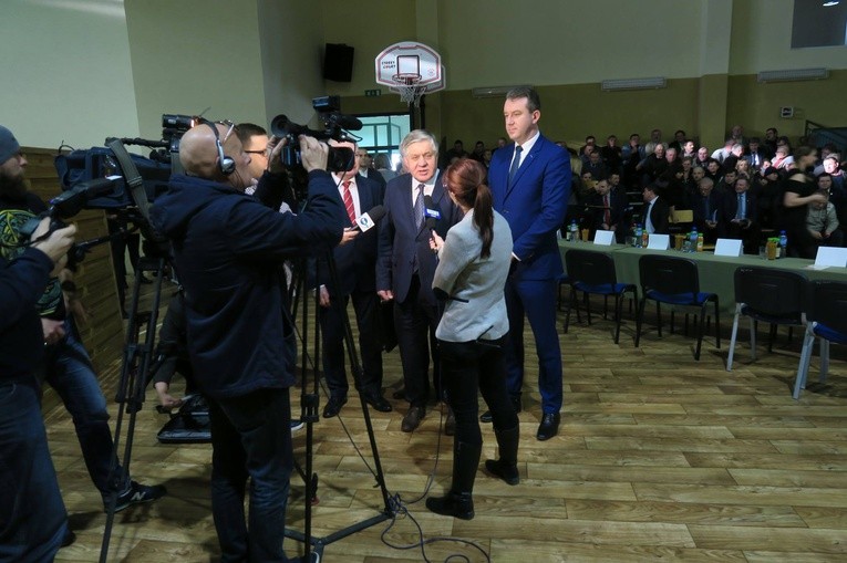 Minister Krzysztof Jurgiel i senator Przemysław Błaszczyk (po prawej) odpowiadają na pytania dziennikarzy