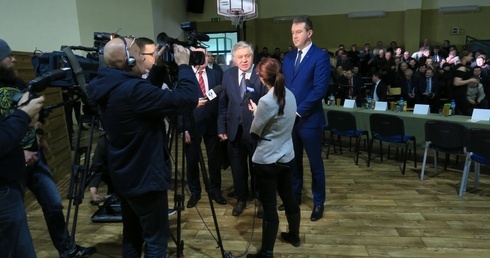 Minister Krzysztof Jurgiel i senator Przemysław Błaszczyk (po prawej) odpowiadają na pytania dziennikarzy