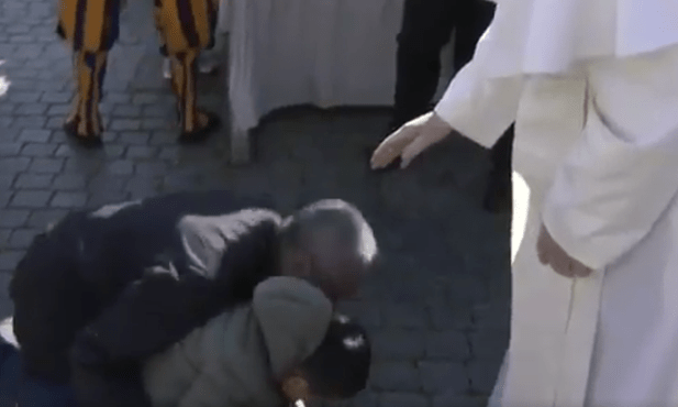 Złamali protokół i na kolanach przyszli do papieża