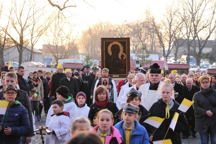 Powitanie ikony MB Częstochowskiej w Młodzieszynie