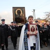 Ks. Dariusz Kuźmiński, proboszcz parafii w Młodzieszynie, prowadzi procesję z obrazem Matki Bożej Częstochowskiej