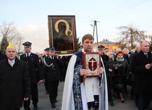 Ks. Dariusz Kuźmiński, proboszcz parafii w Młodzieszynie, prowadzi procesję z obrazem Matki Bożej Częstochowskiej