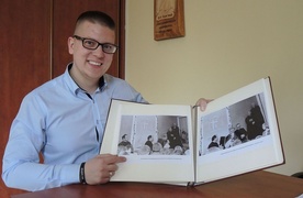 Maksymilian Pryga z albumem zdjęć Janusza Frączka, wykonanych podczas wizytacji kardynała Wojtyły na Złotych Łanach w 1978 r.