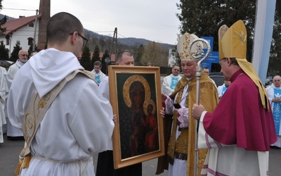 Opat Dominik Chucher (drugi z prawej) i bp Andrzej Jeż (pierwszy z prawej) witają obraz Matki Bożej