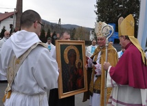 Opat Dominik Chucher (drugi z prawej) i bp Andrzej Jeż (pierwszy z prawej) witają obraz Matki Bożej