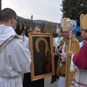 Opat Dominik Chucher (drugi z prawej) i bp Andrzej Jeż (pierwszy z prawej) witają obraz Matki Bożej