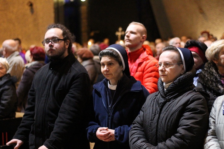 Metropolita krakowski w kościele MB Królowej Polski w Nowej Hucie