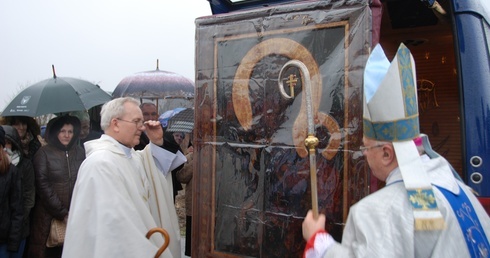 Maryję przybywajacą w strugach deszczu powitali biskup Józef Zawitkowski i ks. proboszcz