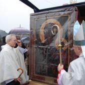 Maryję przybywajacą w strugach deszczu powitali biskup Józef Zawitkowski i ks. proboszcz