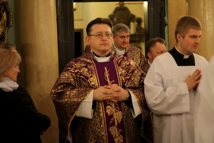 Bp Tadeusz Pieronek w kościele stacyjnym na krakowskim Zwierzyńcu