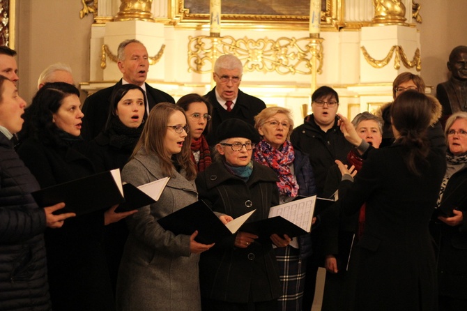 Bp Tadeusz Pieronek w kościele stacyjnym na krakowskim Zwierzyńcu