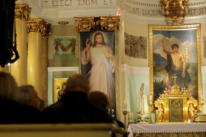 Bp Tadeusz Pieronek w kościele stacyjnym na krakowskim Zwierzyńcu