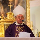 Bp Tadeusz Pieronek w kościele stacyjnym na krakowskim Zwierzyńcu