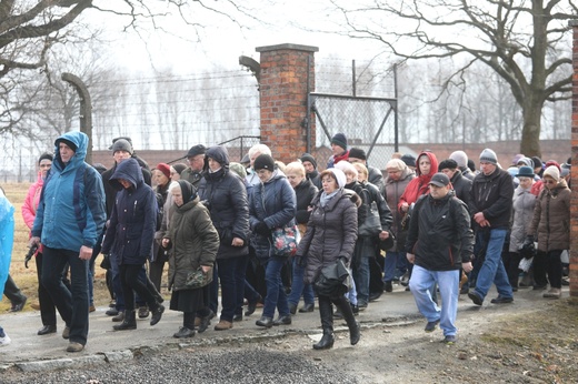 Droga Krzyżowa w intencji trzeźwości w byłym KL Birkenau 2017