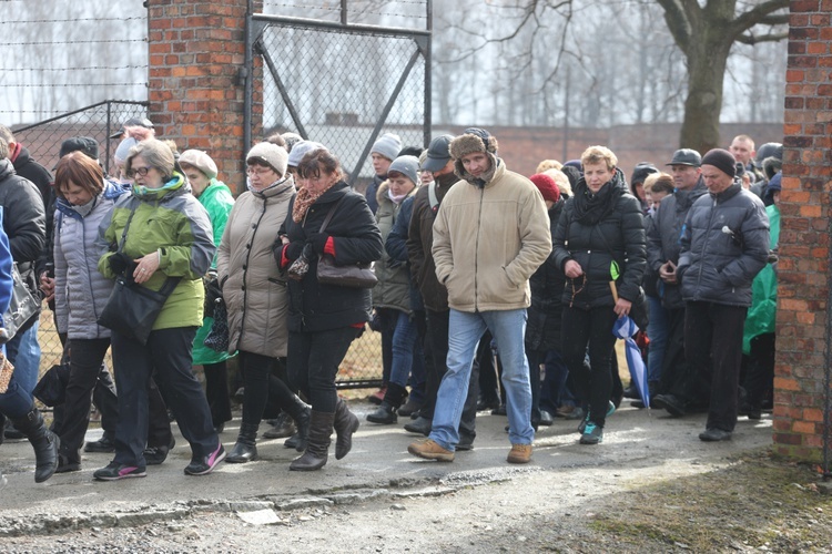 Droga Krzyżowa w intencji trzeźwości w byłym KL Birkenau 2017