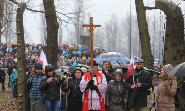 Na czele kilkutysięcznej procesji wiernych z krzyżem szedł ks. prał. Władysław Zązel