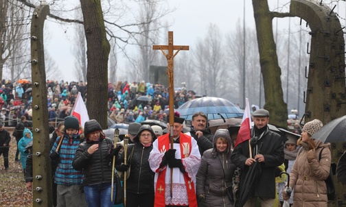 Na czele kilkutysięcznej procesji wiernych z krzyżem szedł ks. prał. Władysław Zązel