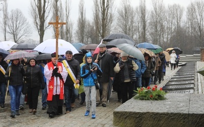 W drodze modlili się za ginących tu kiedyś więźniów i za tych, którzy dziś giną przez alkohol...