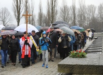 W drodze modlili się za ginących tu kiedyś więźniów i za tych, którzy dziś giną przez alkohol...