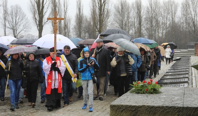 W drodze modlili się za ginących tu kiedyś więźniów i za tych, którzy dziś giną przez alkohol...