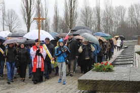 W drodze modlili się za ginących tu kiedyś więźniów i za tych, którzy dziś giną przez alkohol...