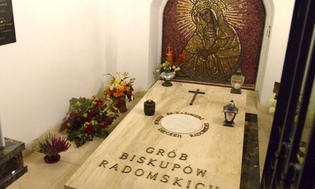 Bp Edward Materski, zgodnie ze swoją wolą, został pochowany na cmentarzu rzymskokatolickim przy ul. Limanowskiego w Radomiu