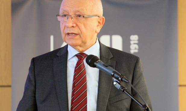 Prof. Chazan zwracał uwagę, że jego koledzy po fachu bojąc się o pracę, częściej wykonują aborcję z powodu wad rozwojowych dziecka.  