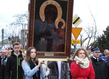 Delegacja młodzieży z parafii niesie ikonę jasnogórską