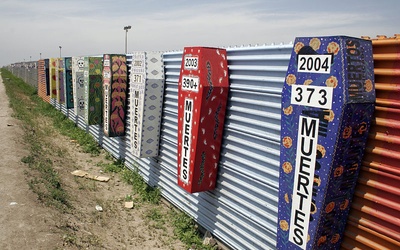 Meksyk: modlitwa za migrantów przy granicznym murze