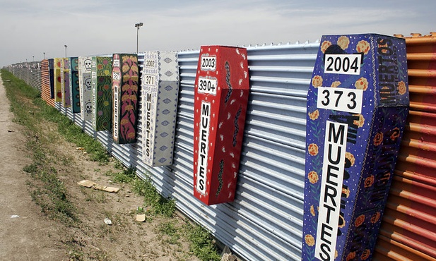 Meksyk: modlitwa za migrantów przy granicznym murze