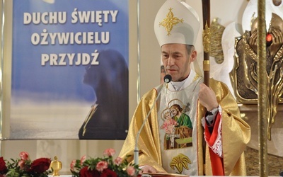 Bp Stanisław Salaterski głosi homilię w Kątach