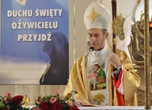 Bp Stanisław Salaterski głosi homilię w Kątach