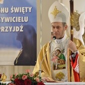 Bp Stanisław Salaterski głosi homilię w Kątach