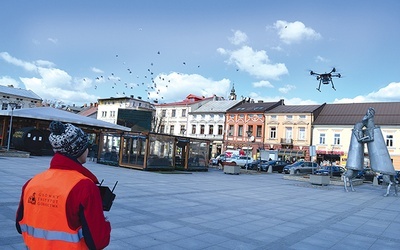 Urządzenie bada powietrze nad nowotarskim centrum.