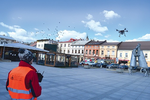 Urządzenie bada powietrze nad nowotarskim centrum.