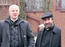 Ks. Andrzej Oleszko (z lewej) wraz z ks. proboszczem Krzysztofem Marszałkiem