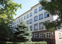 ▲	– Jesteśmy przekonani, że te nowe dzieła staną się dobrym i mocnym wsparciem w wychowaniu i edukacji przyszłych „dobrych chrześcijan i uczciwych obywateli” – podkreśla w imieniu swojego zgromadzenia ks. Babiak, dyrektor szkoły.