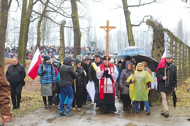 Za krzyżem, z różańcami w rękach i prośbą o trzeźwość narodu, szły tłumy.