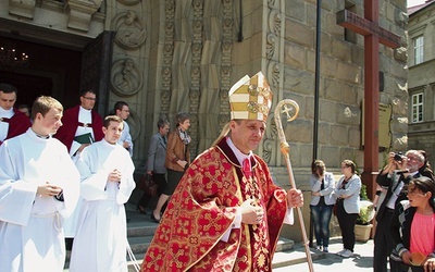 Bp Roman Pindel przed bielską katedrą św. Mikołaja.